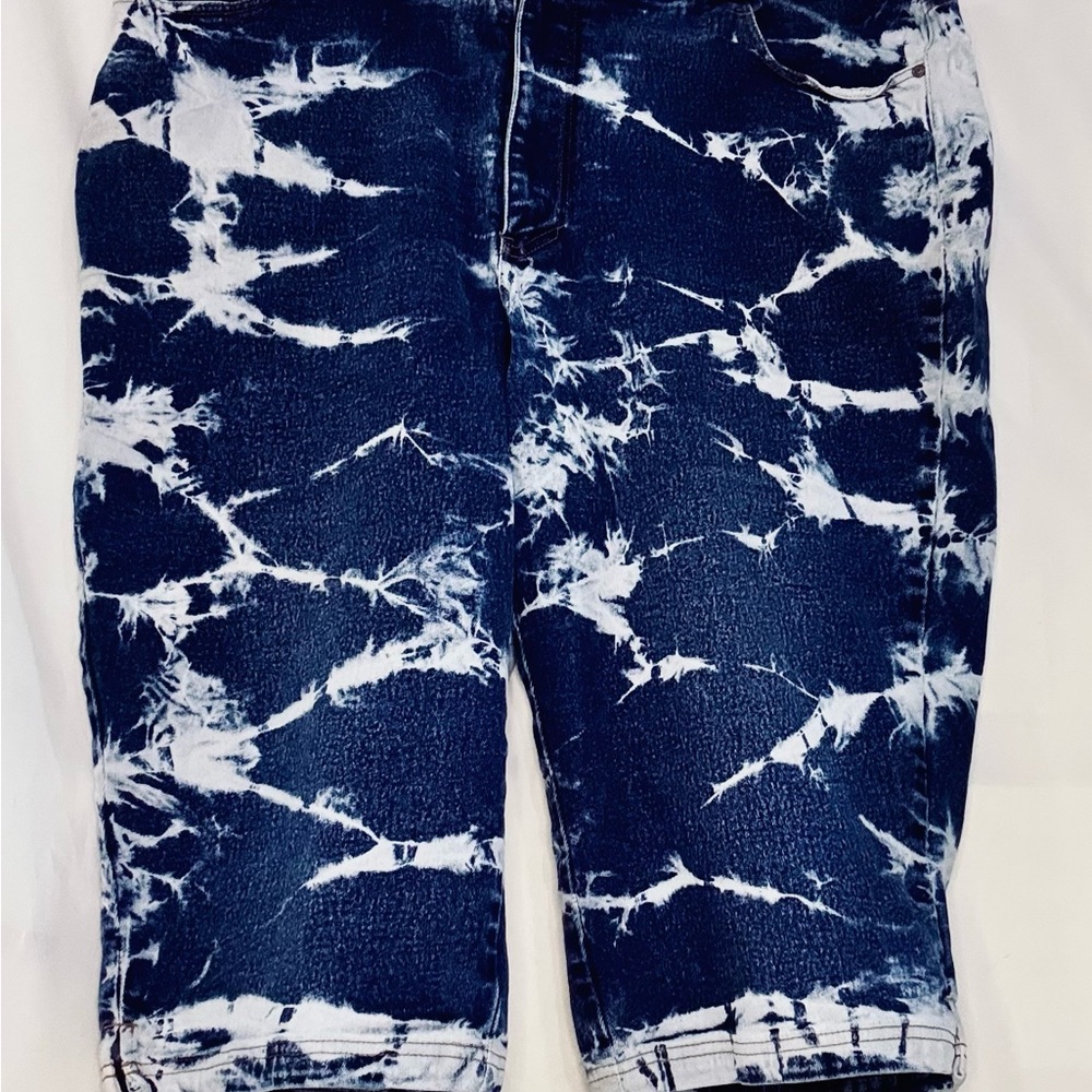 5/$25
Revolt Jeans Blue and Gold Stitch Denim Women’s Size 26 Tie-Dye Shorts